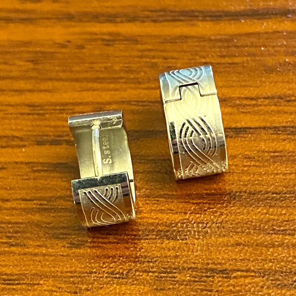 Stainless steel etched hoop earrings - Picture 2 of 2